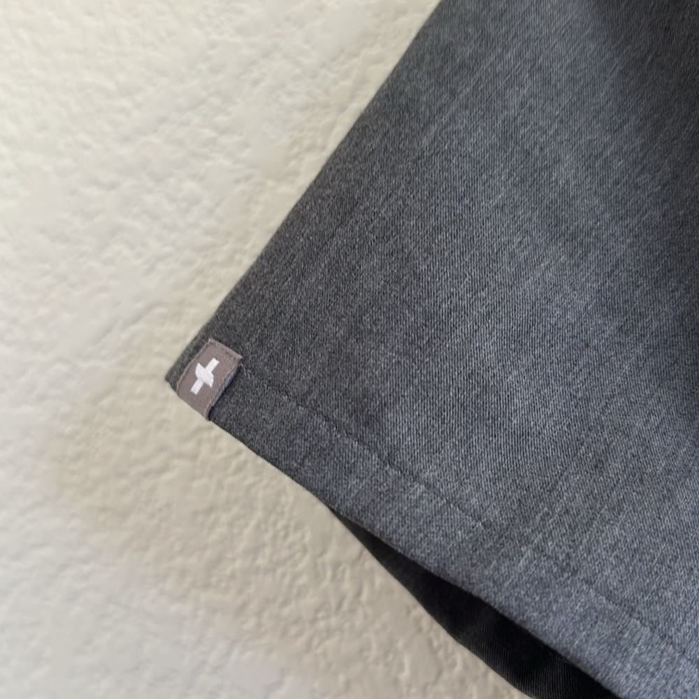 Figs women’s Catarina one pocket top in Graphite - Picture 5 of 8